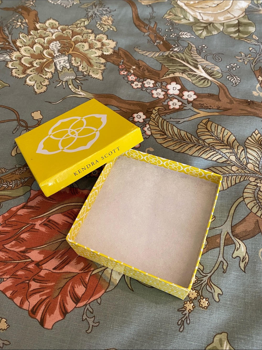 Kendra Scott Gift Box